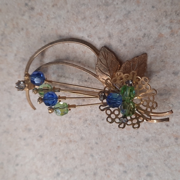 Jewelry - Dainty brooch